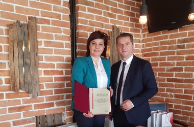 ​Shoqata e Bankave ndan Mirënjohje për Kontribut të Veçantë për znj. Merita Gjyshinca - Peja​