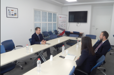 Drejtori Ekzekutiv i SHBK-së priti në takim njoftues Udhëheqesin e ri të zyrese së BERZH-it për Kosovë