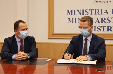 Bankat anëtare të Shoqatës së Bankave të Kosovës ndan donacion prej 50,000 Euro për të mbështetur procesin e vaksinimit në Kosovë